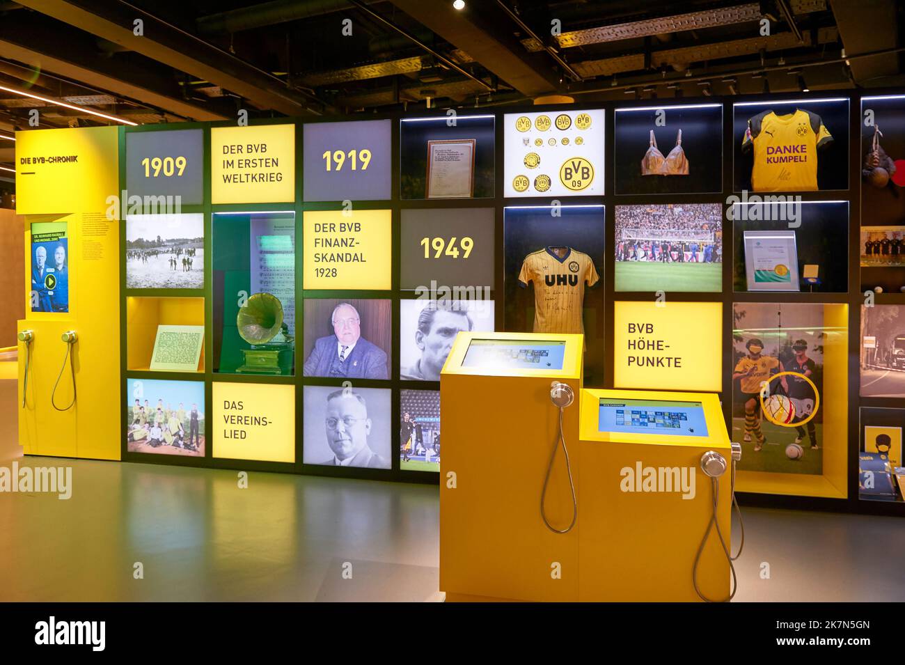 Besuch des Borusseum Museums in der Signal Iduna Arena - dem offiziellen Spielplatz des FC Borussia Dortmund Stockfoto