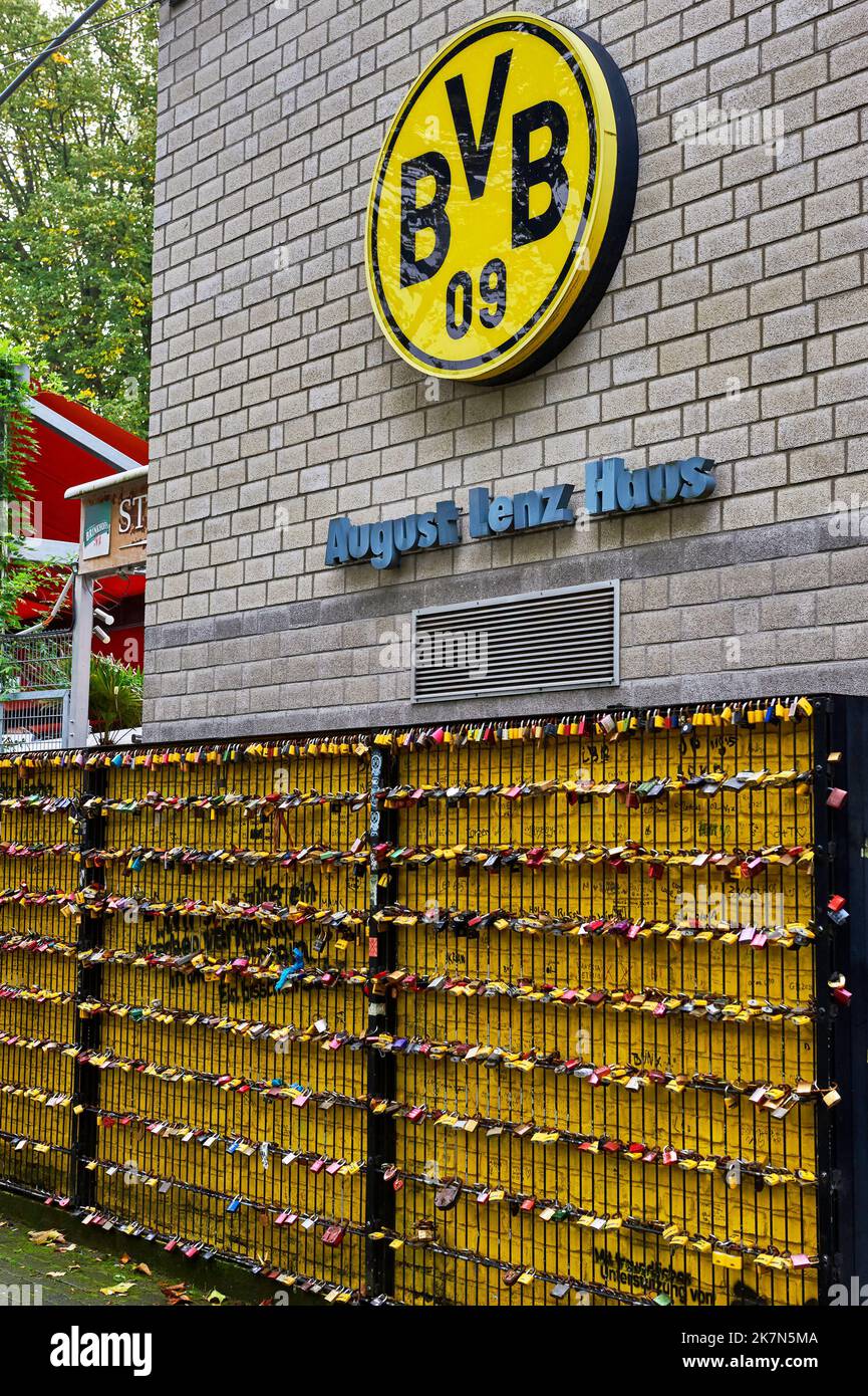 Love Locks Wall in der Signal Iduna Arena - dem offiziellen Spielplatz des FC Borussia Dortmund Stockfoto
