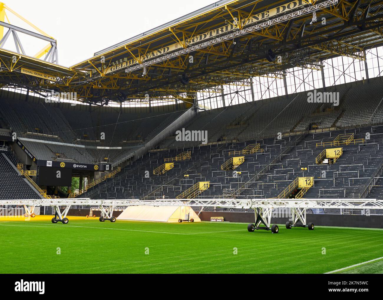 Blick auf den Platz in der Signal Iduna Arena - dem offiziellen Spielplatz des FC Borussia Dortmund Stockfoto