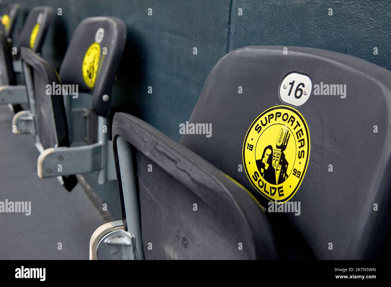 Spezialsitze in der Signal Iduna Arena - dem offiziellen Spielplatz des FC Borussia Dortmund Stockfoto