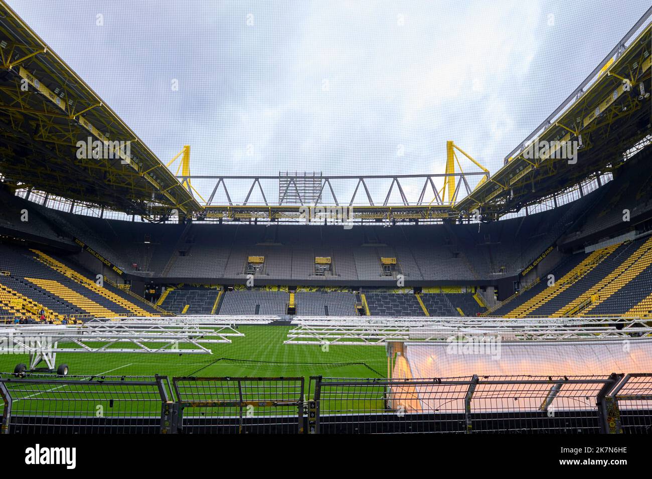 Blick auf den Platz in der Signal Iduna Arena - dem offiziellen Spielplatz des FC Borussia Dortmund Stockfoto