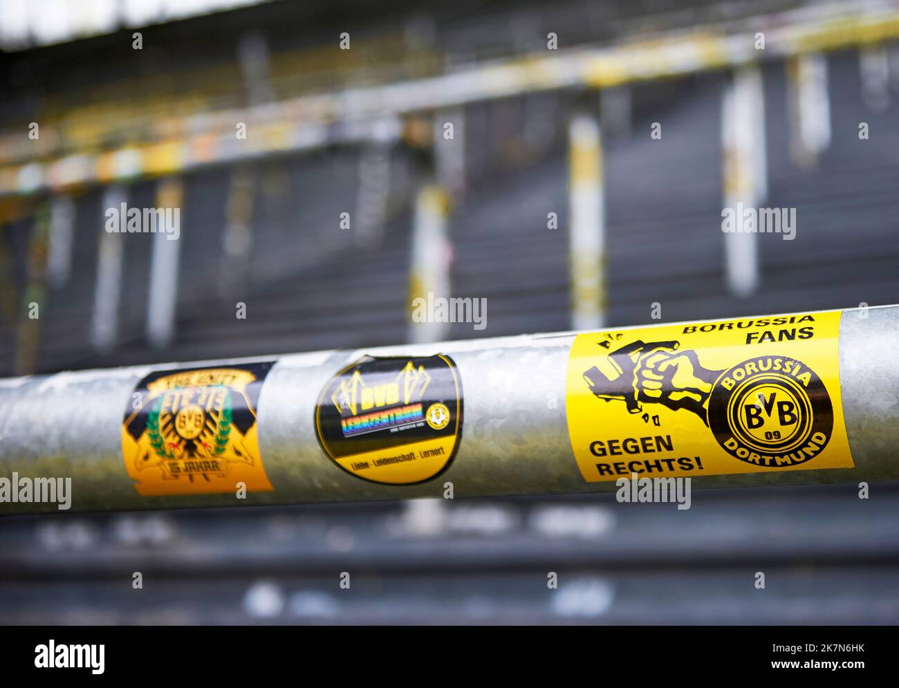 Auf der Ultras Tribüne in der Signal Iduna Arena - dem offiziellen Spielplatz des FC Borussia Dortmund Stockfoto