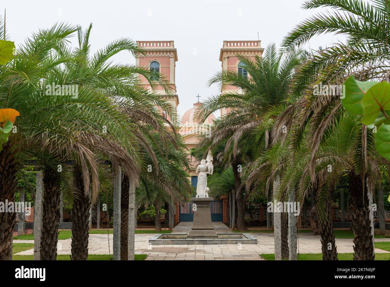 PONDICHERRY, INDIEN - 13.. Oktober 2022: Die Kirche unserer Lieben Frau von Engeln und die Statue, die Jeanne d'Arc gewidmet ist. Stockfoto