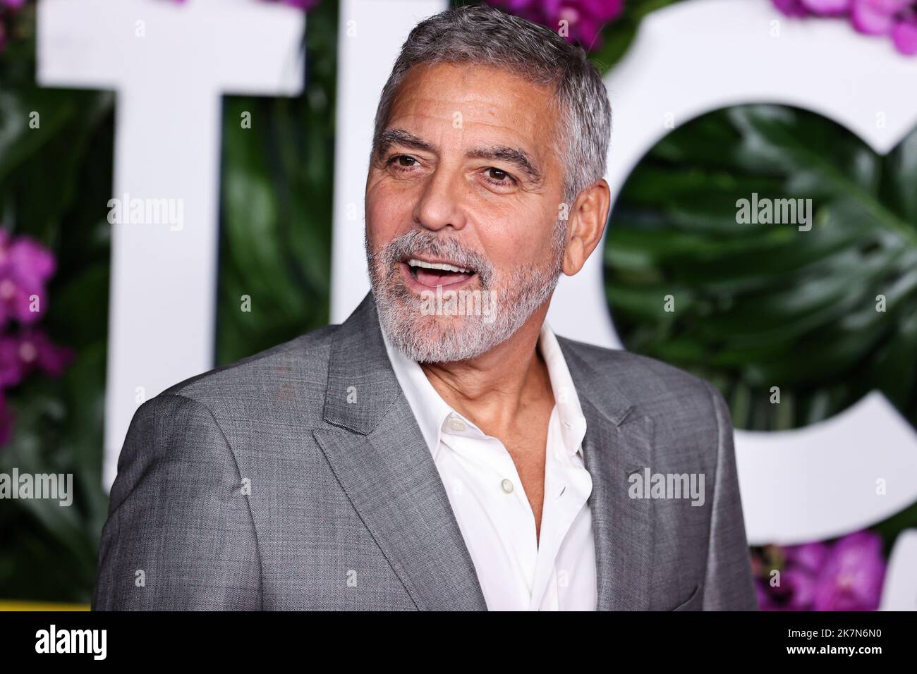 WESTWOOD, LOS ANGELES, KALIFORNIEN, USA - 17. OKTOBER: Der amerikanische Schauspieler George Clooney kommt bei der Los Angeles Premiere von Universal Picturs' 'Ticket to Paradise' an, die am 17. Oktober 2022 im Regency Village Theatre in Westwood, Los Angeles, Kalifornien, USA, stattfand. (Foto von Xavier Collin/Image Press Agency) Stockfoto