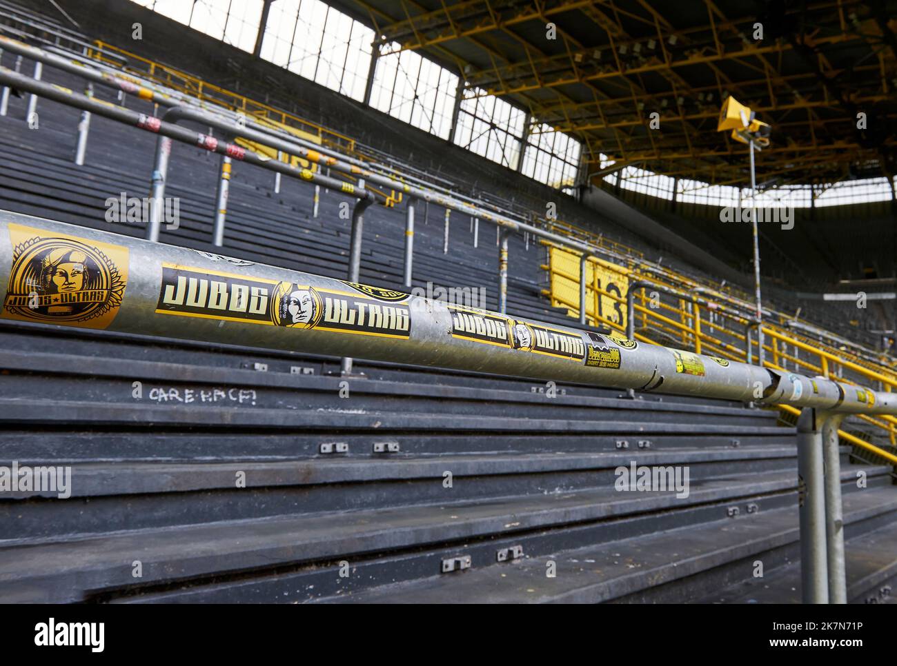 Auf der Ultras Tribüne in der Signal Iduna Arena - dem offiziellen Spielplatz des FC Borussia Dortmund Stockfoto