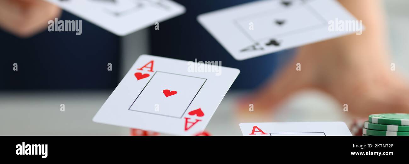 Auf dem Tisch sind Karten Asse und Würfel, Casino-Chips, verschwommen Stockfoto