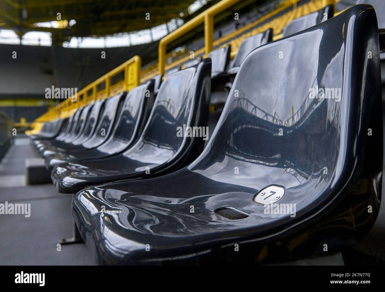 Sitze in der Signal Iduna Arena - dem offiziellen Spielplatz des FC Borussia Dortmund Stockfoto