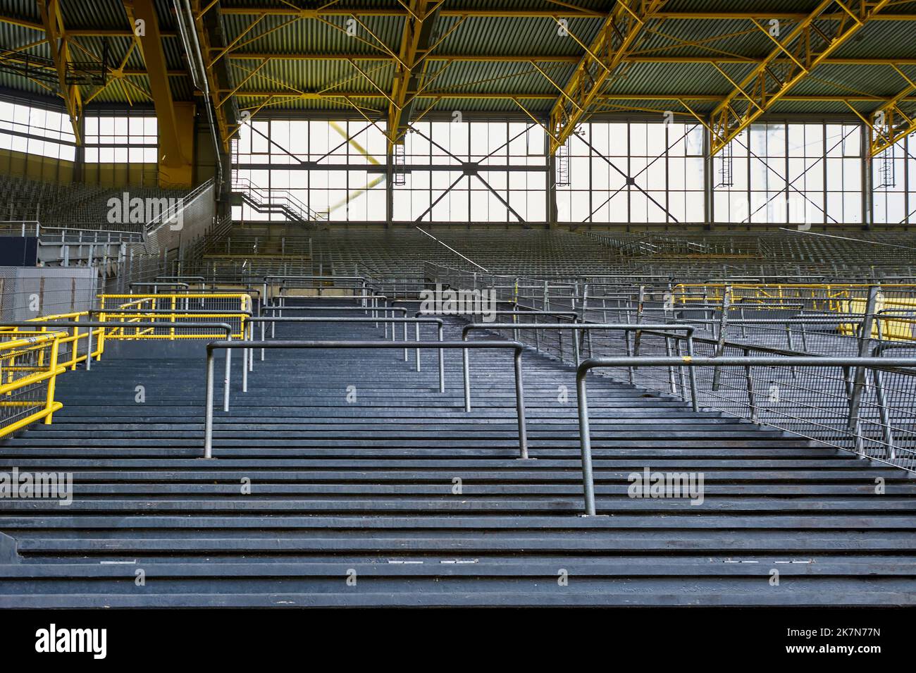 Auf der Ultras Tribüne in der Signal Iduna Arena - dem offiziellen Spielplatz des FC Borussia Dortmund Stockfoto
