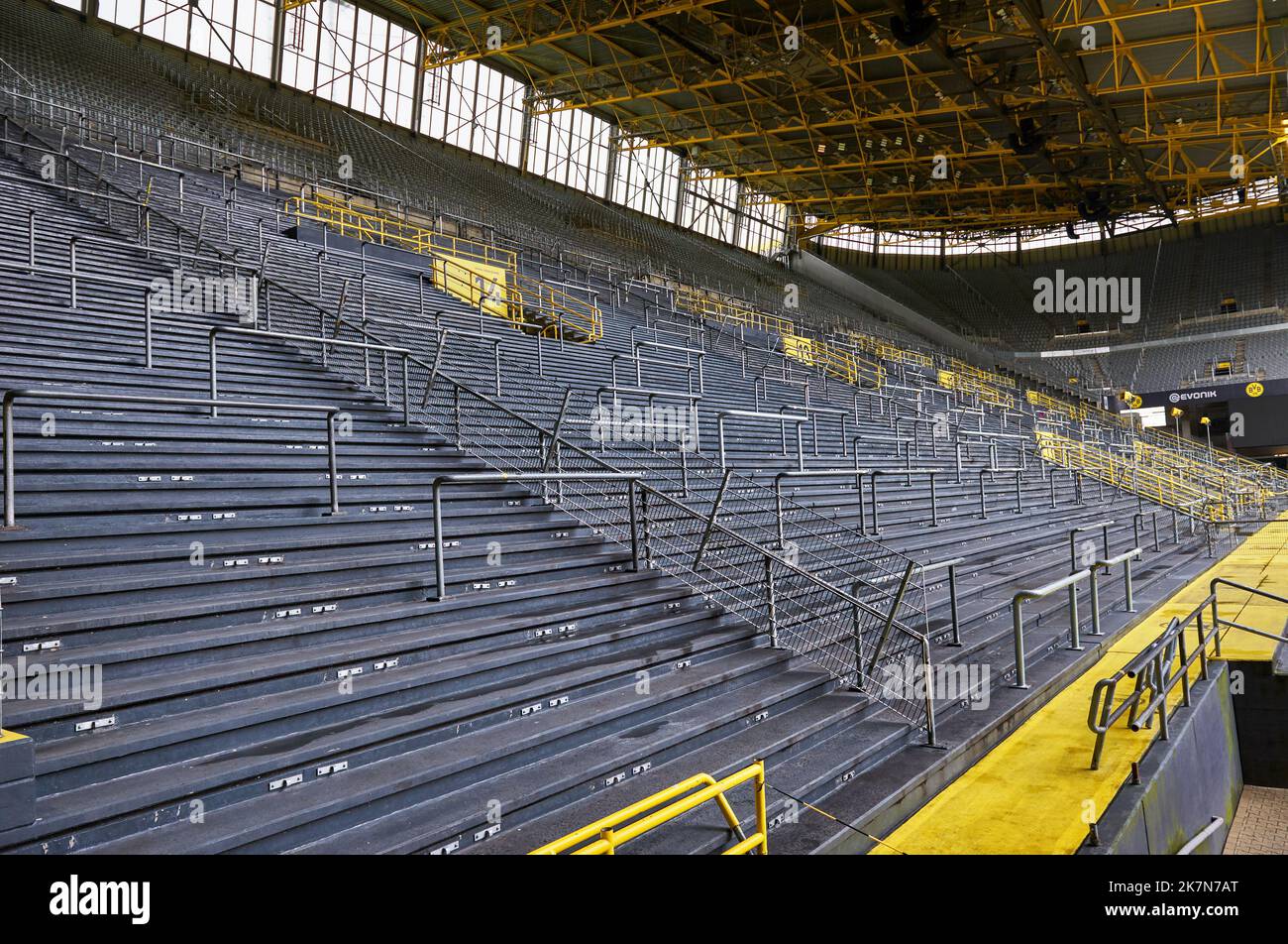 Auf der Ultras Tribüne in der Signal Iduna Arena - dem offiziellen Spielplatz des FC Borussia Dortmund Stockfoto