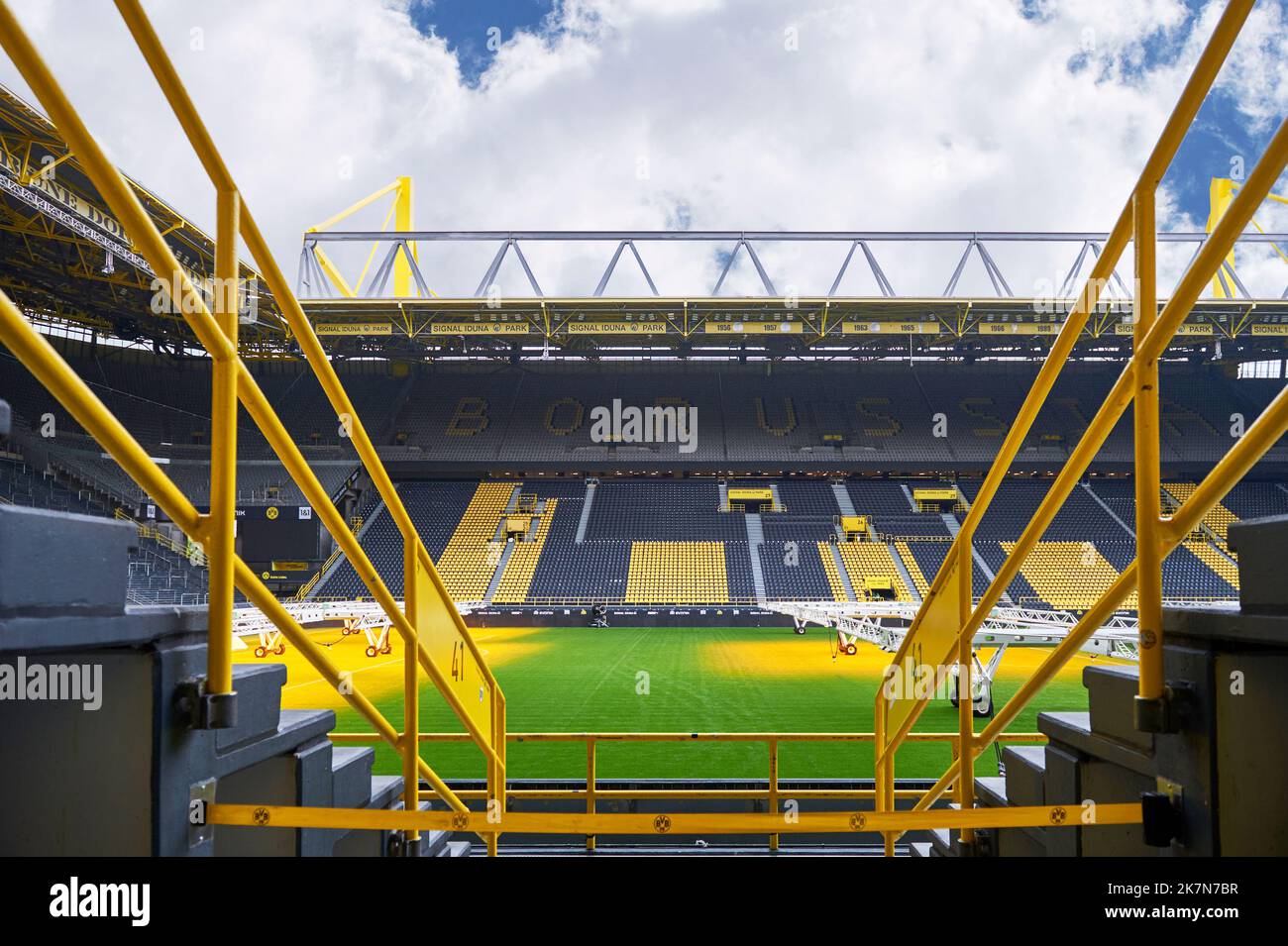 Blick auf den Platz in der Signal Iduna Arena - dem offiziellen Spielplatz des FC Borussia Dortmund Stockfoto