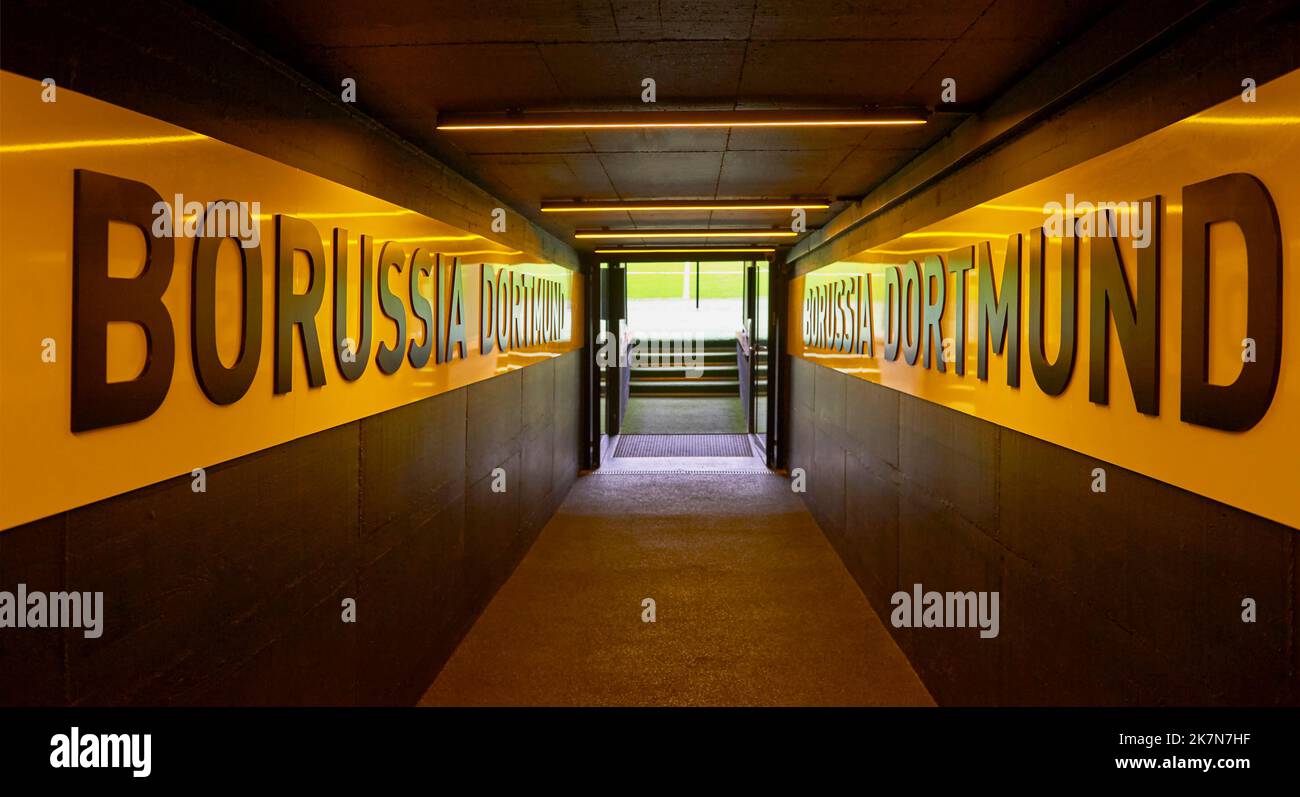 Fahren Sie auf das Gelände der Signal Iduna Arena - dem offiziellen Spielplatz des FC Borussia Dortmund Stockfoto