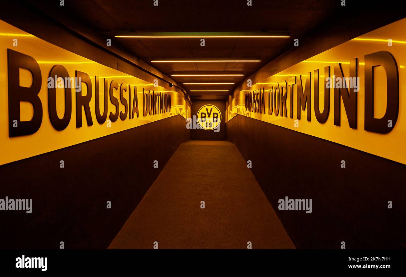 Fahren Sie auf das Gelände der Signal Iduna Arena - dem offiziellen Spielplatz des FC Borussia Dortmund Stockfoto