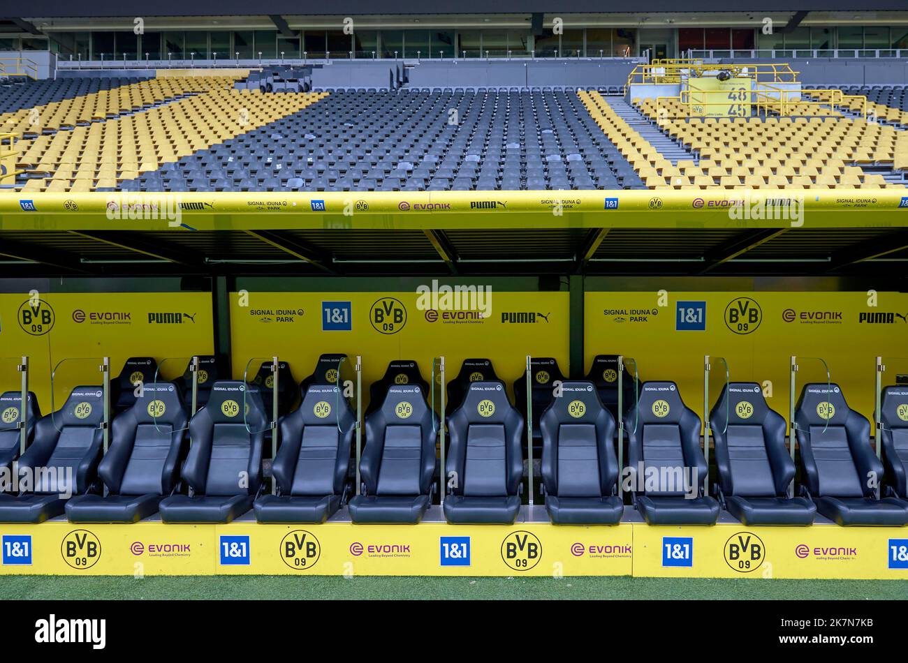 Team-Mitarbeiterbank in der Signal Iduna Arena - dem offiziellen Spielplatz des FC Borussia Dortmund Stockfoto