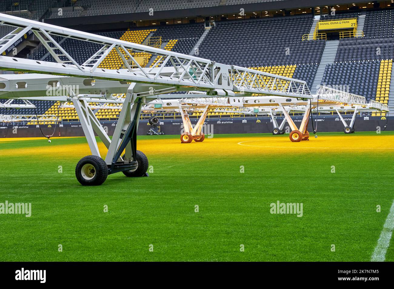 Graspflegegeräte in der Signal Iduna Arena - dem offiziellen Spielplatz des FC Borussia Dortmund Stockfoto