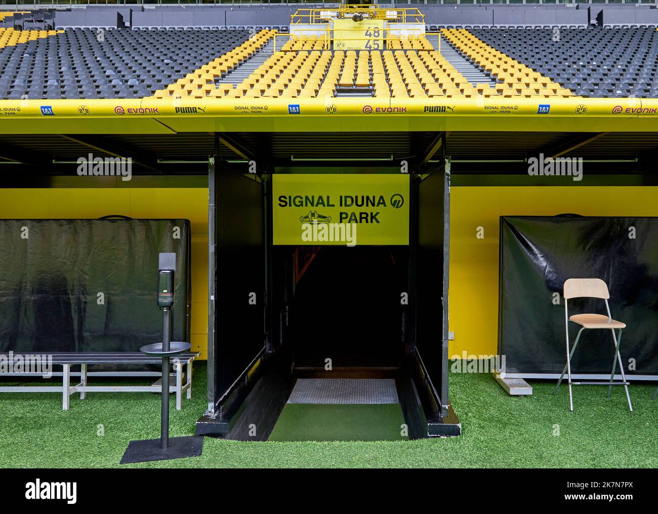 Fahren Sie auf das Gelände der Signal Iduna Arena - dem offiziellen Spielplatz des FC Borussia Dortmund Stockfoto