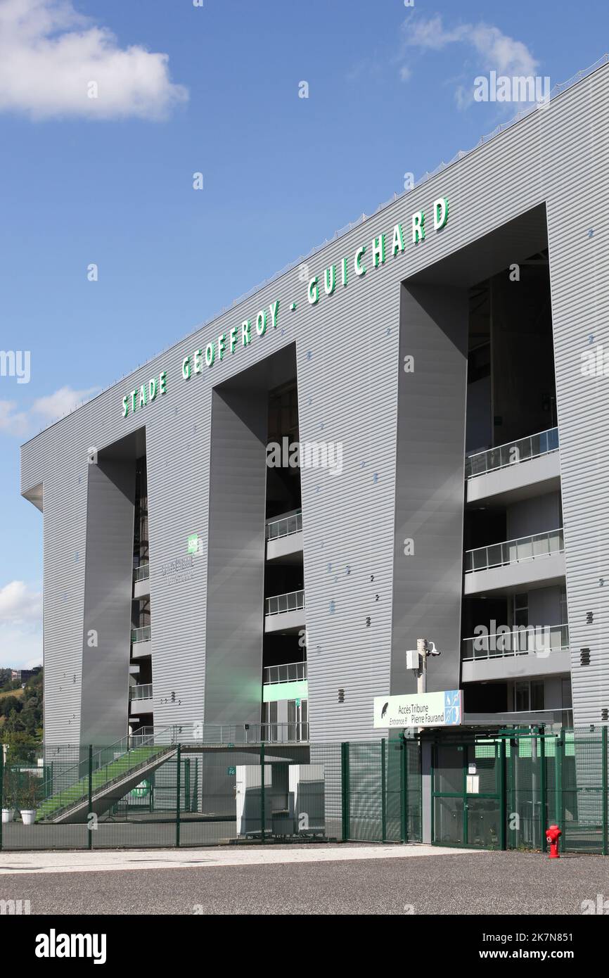 Saint Etienne, Frankreich - Juin 21, 2020: Geoffroy-Guichard-Stadion das Stadion des Vereins AS Saint-Etienne, das als „Cauldon“ oder „grüne Hölle“ bezeichnet wird Stockfoto