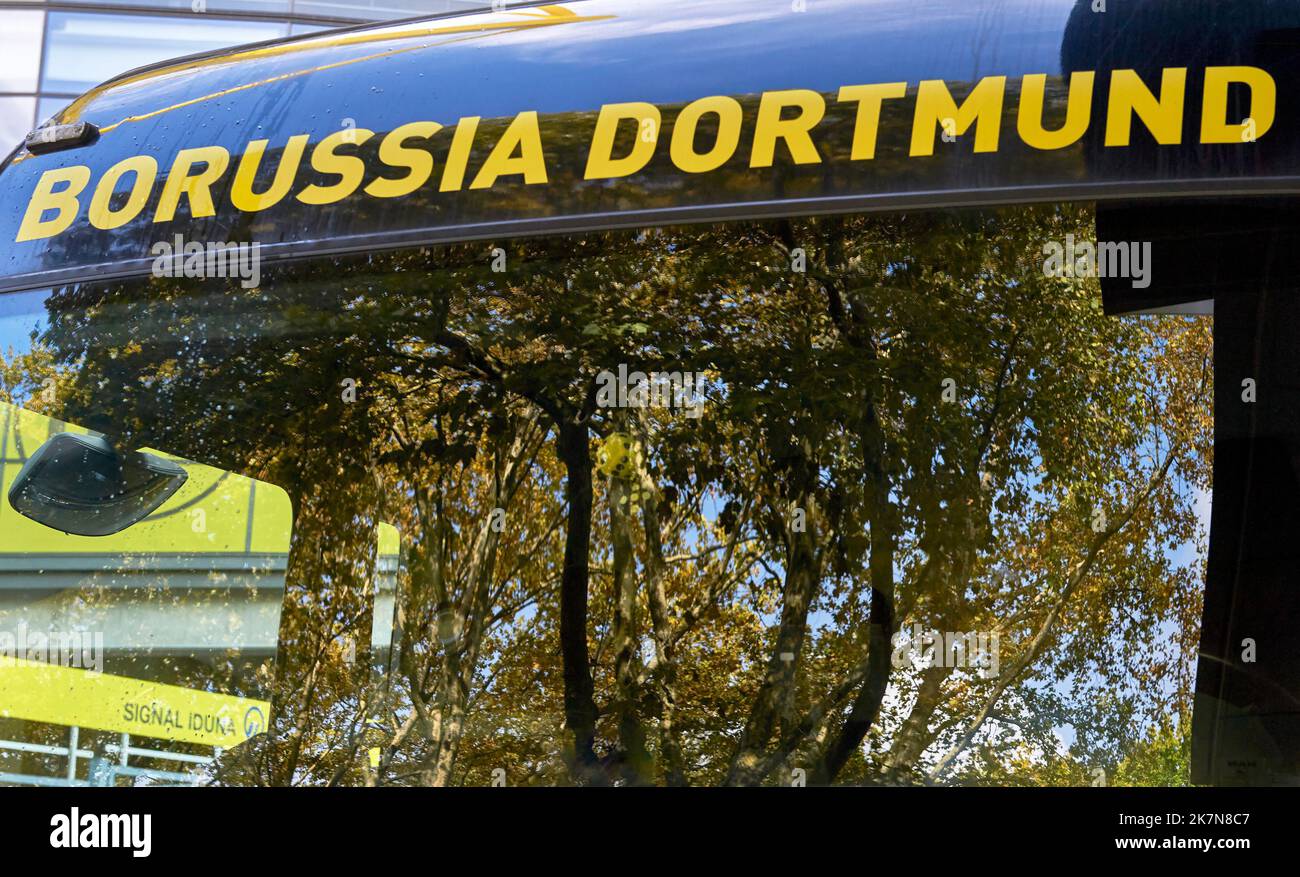 Mobiler Bus-Fanshop in der Signal Iduna Arena - dem offiziellen Spielplatz des FC Borussia Dortmund Stockfoto