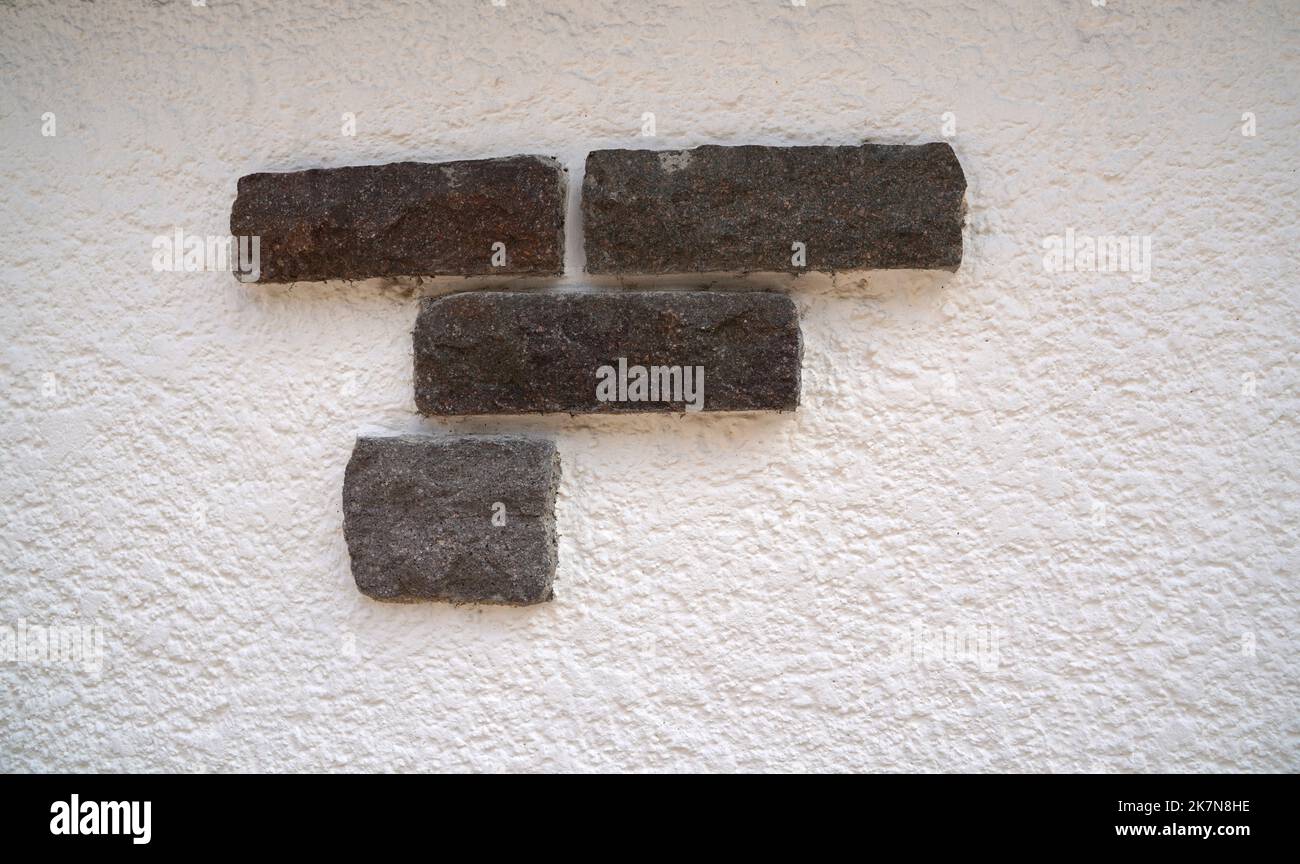 Steinwand mit dekorativen Steinen und Verkleidungen Stockfoto