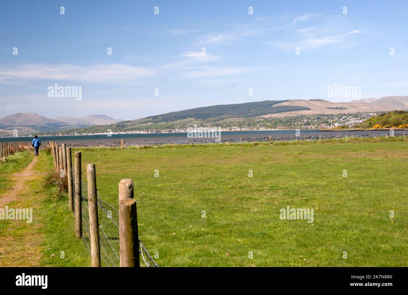 Blick auf Helensburgh vom Naturschutzgebiet Ardmore Point, an der Küste von Clyde, Argyll, Schottland, mit Pfad und Wanderwegen und Bergen in der Ferne. Stockfoto