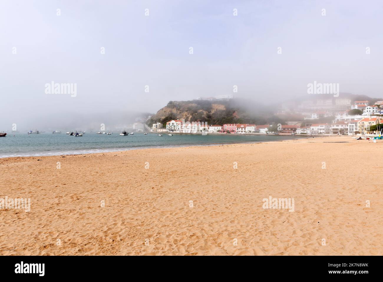 Meeresnebel am Praia de São Martinho do Porto, Portugal Stockfoto