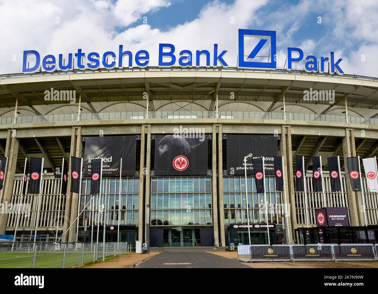 Blick auf die Deutsche Bank Park Arena - den offiziellen Spielplatz des FC Eintracht, Frankfurt Stockfoto