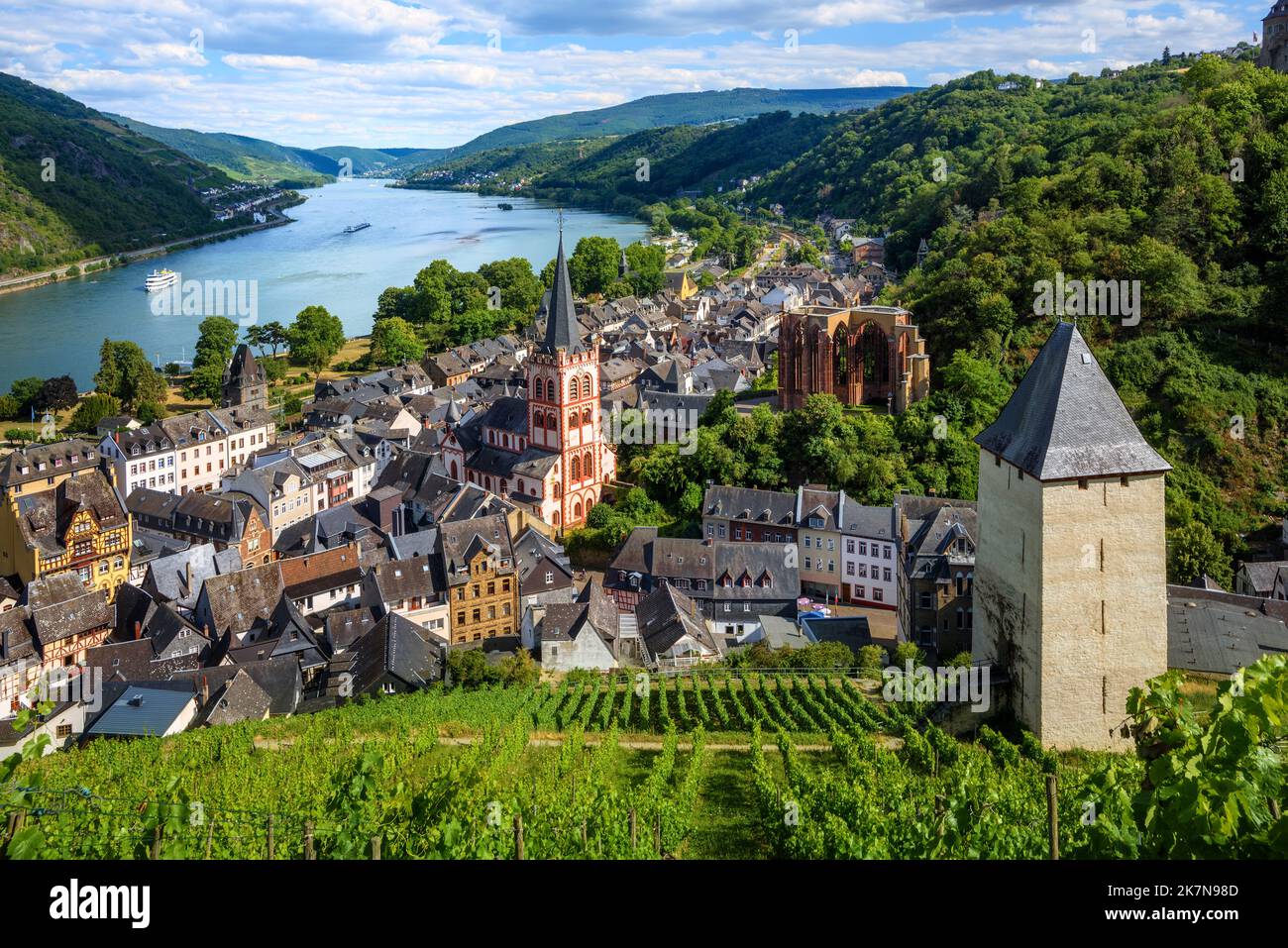 Bacharach am Rhein, Deutschland, Blick auf die Altstadt und das Rheintal von den umliegenden Weinbergen Stockfoto