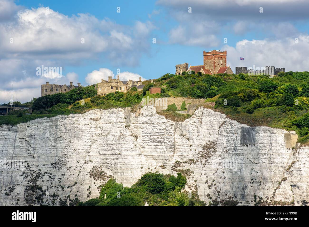 Mittelalterliches Dover Castle, Kent, England. Dover Castle liegt auf weißen Klippen und ist eines der größten Schlösser Englands. Stockfoto