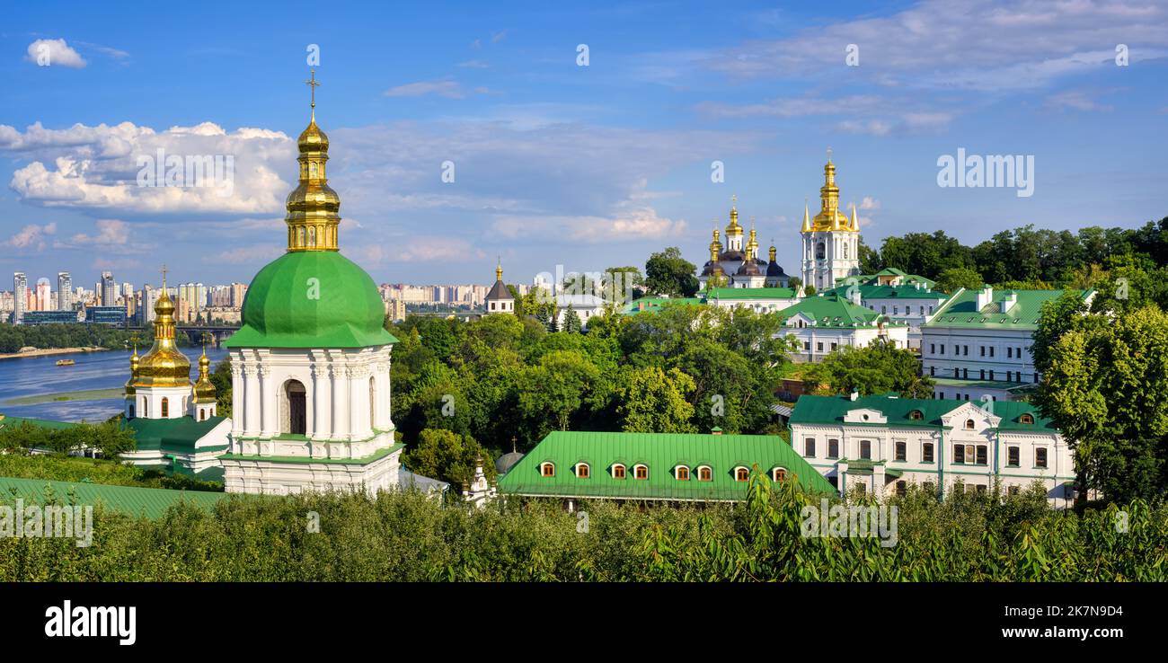Panoramablick auf das Kiewer Kloster Pechersk Lavra, ein UNESCO-Weltkulturerbe, und den Dnjepr-Fluss in der ukrainischen Stadt Kiew Stockfoto