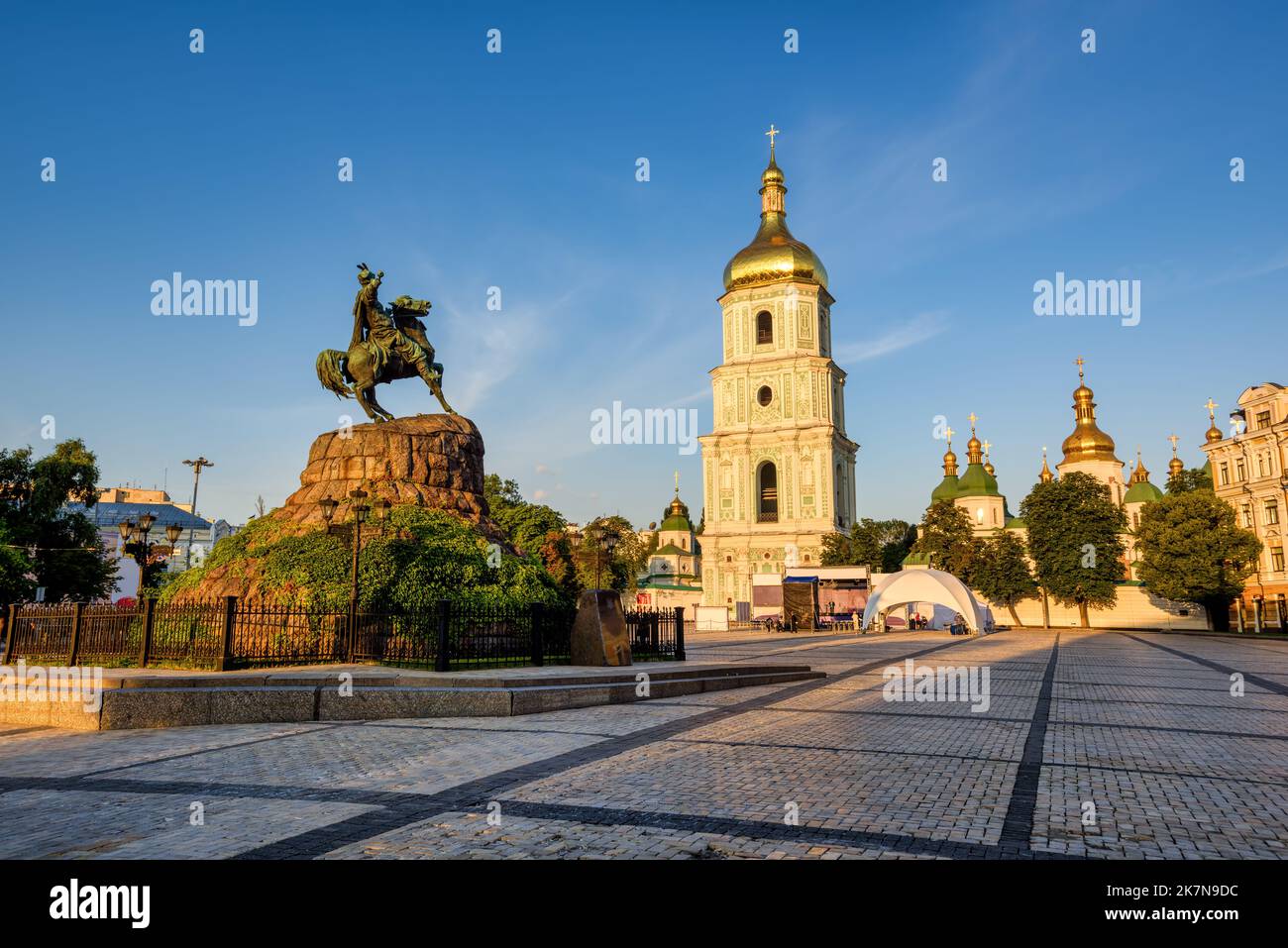 Sophia-Platz im Stadtzentrum von Kiew mit dem Khmelnytsky-Denkmal und dem Glockenturm der Sophienkathedrale, Kiew, Ukraine Stockfoto