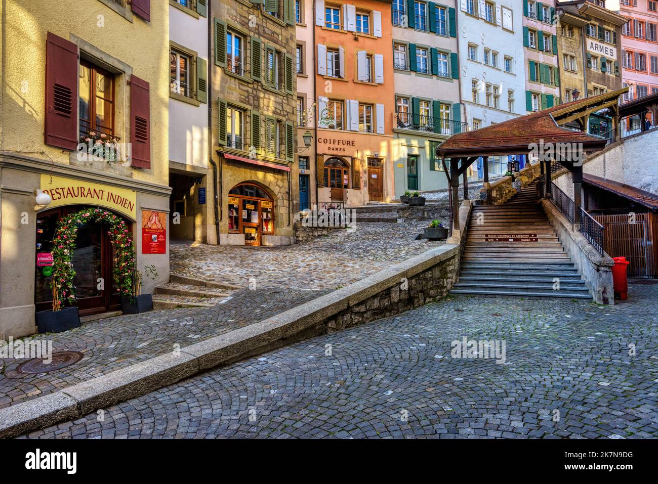 Lausanne, Schweiz - 12. April 2021: Die malerische überdachte Treppe der Escaliers du Marche in der Altstadt ist eines der wichtigsten Wahrzeichen der Lausan Stockfoto