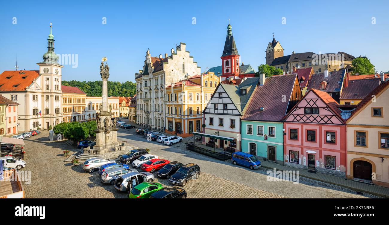Panoramablick auf die historische Loket Altstadt in der Region Karlovy Vary, Tschechische Republik Stockfoto