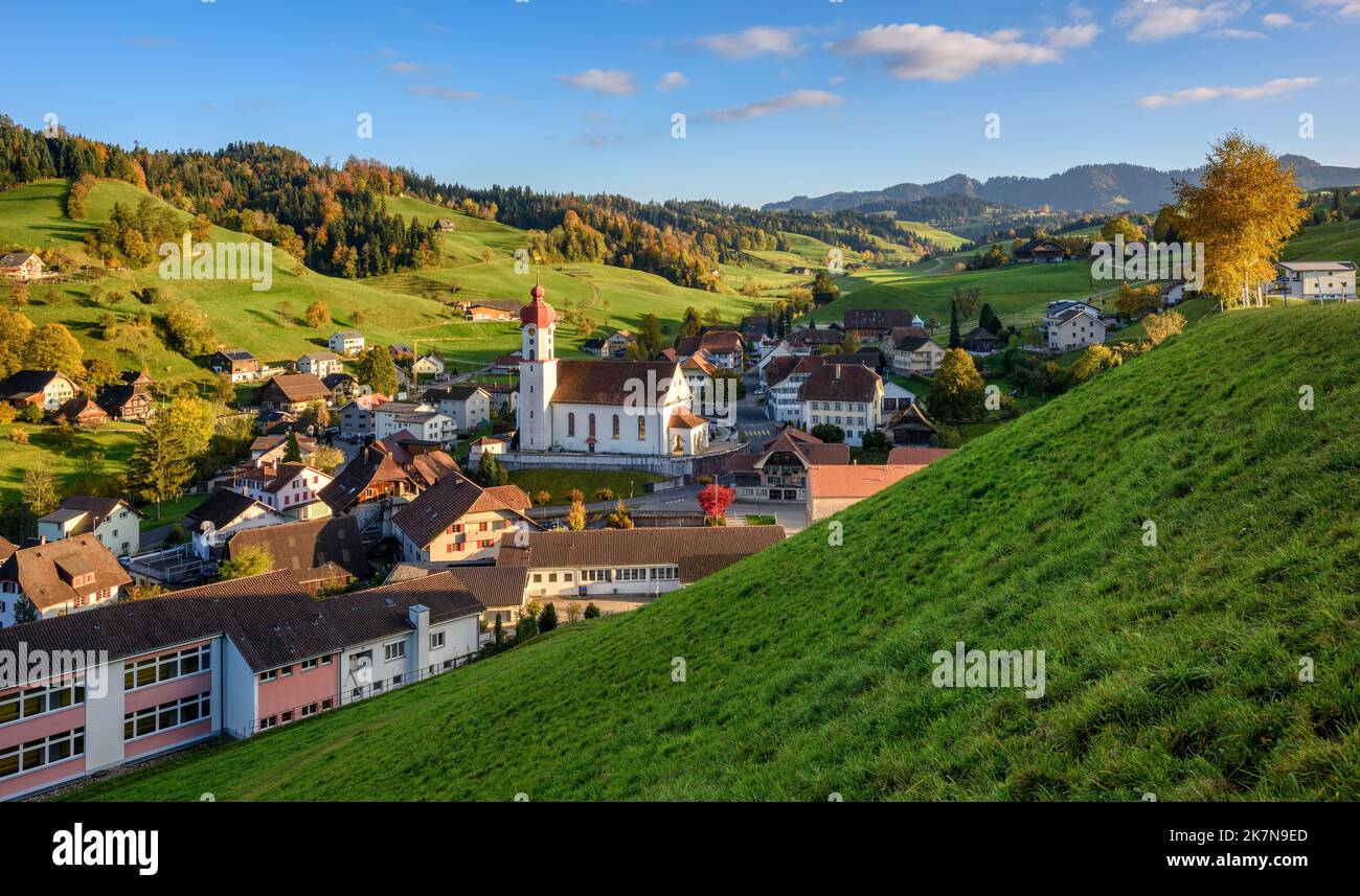 Panoramablick auf das malerische Dorf Luthern im Kanton Luzern, schweizer Alpental. Luthern ist eines der schönsten Dörfer der Schweiz. Stockfoto