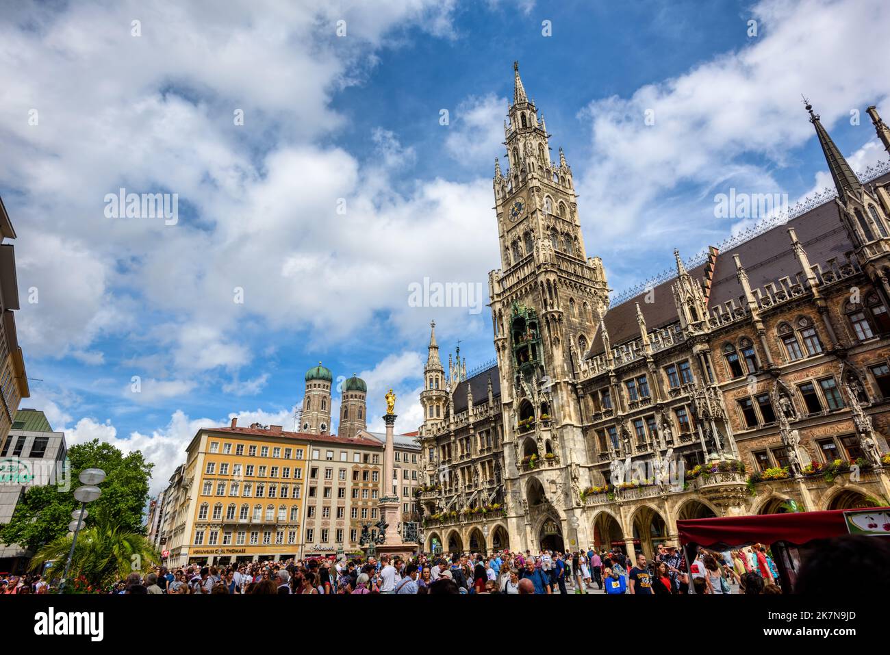 München, Deutschland - 08. August 2019: Der Marienplatz mit dem neugotischen Neuen Rathaus ist der wichtigste touristische Knotenpunkt in der Altstadt von München Stockfoto