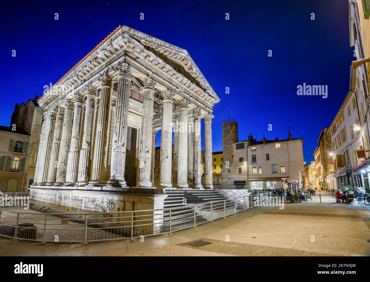 Gut erhaltener antiker römischer Tempel von Augustus und Livia im Stadtzentrum von Vienne, Frankreich Stockfoto