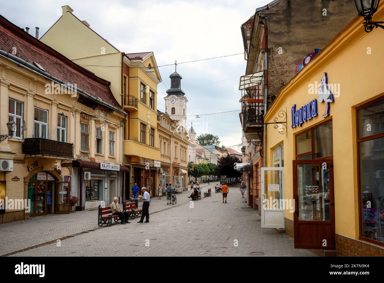 Uzhgorod, Ukraine - 27. Juli 2019: Die zentrale Fußgängerzone in der historischen Altstadt von Uzhgorod, Ukraine, der Hauptstadt der Region Transkarpatien Stockfoto