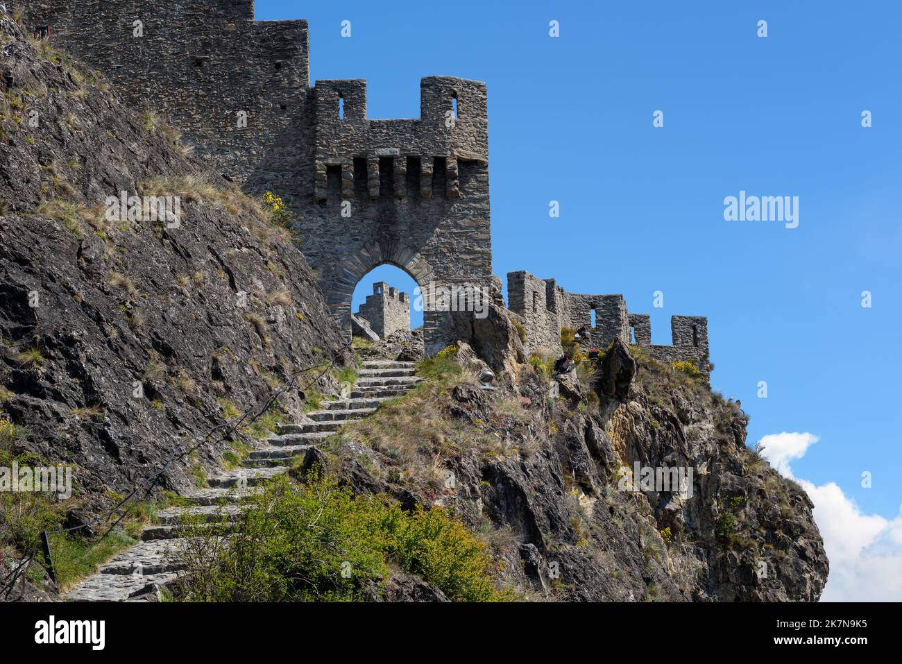 Mauern und Tor des historischen Schlosses von Tourbillon in Sion, Schweiz Stockfoto