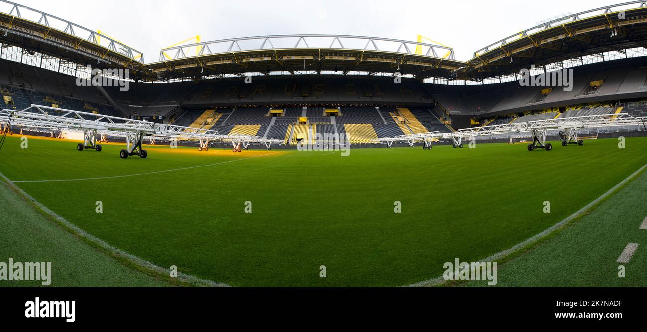 Blick auf den Platz in der Signal Iduna Arena - dem offiziellen Spielplatz des FC Borussia Dortmund Stockfoto