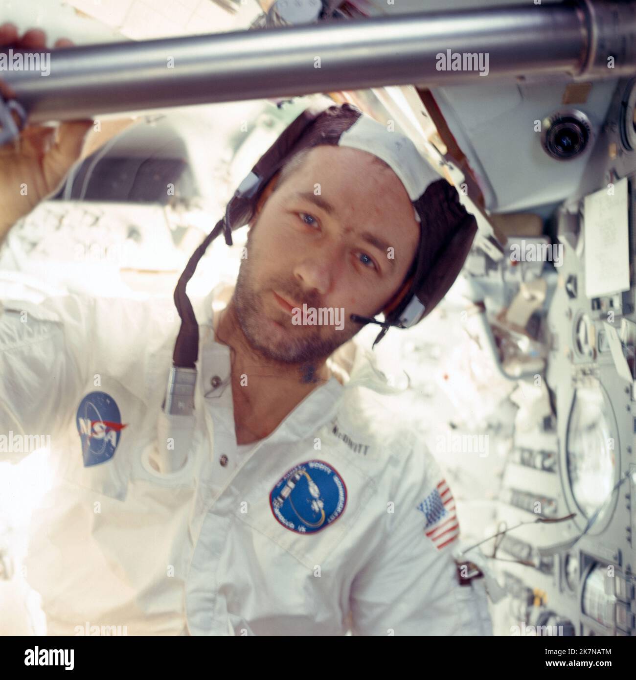 Der frühere NASA-Astronaut James A. McDivitt, der die Missionen Gemini IV und Apollo 9 befehligte, starb am 13. Oktober 2022. McDivitt starb friedlich im Schlaf, umgeben von seiner Familie und Freunden in Tucson, Arizona. Er war 93 Jahre alt. McDivitt wurde im September 1962 von der NASA als Astronaut in die zweite Klasse der NASA aufgenommen. Nach Apollo 9 wurde er Leiter der Mondlandeoperationen und leitete ein Team, das das Mondexplorationsprogramm plante und das Raumschiff umgestaltete, um diese Aufgabe zu erfüllen. Im August 1969 wurde er Manager des Apollo-Raumfahrts-Programms und leitete die Stockfoto