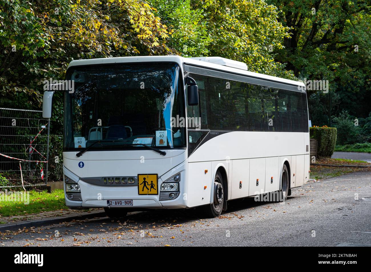 Molenbeek, Region Brüssel-Hauptstadt, Belgien, 10 16 2022 - Schulbus White Iveco Stockfoto