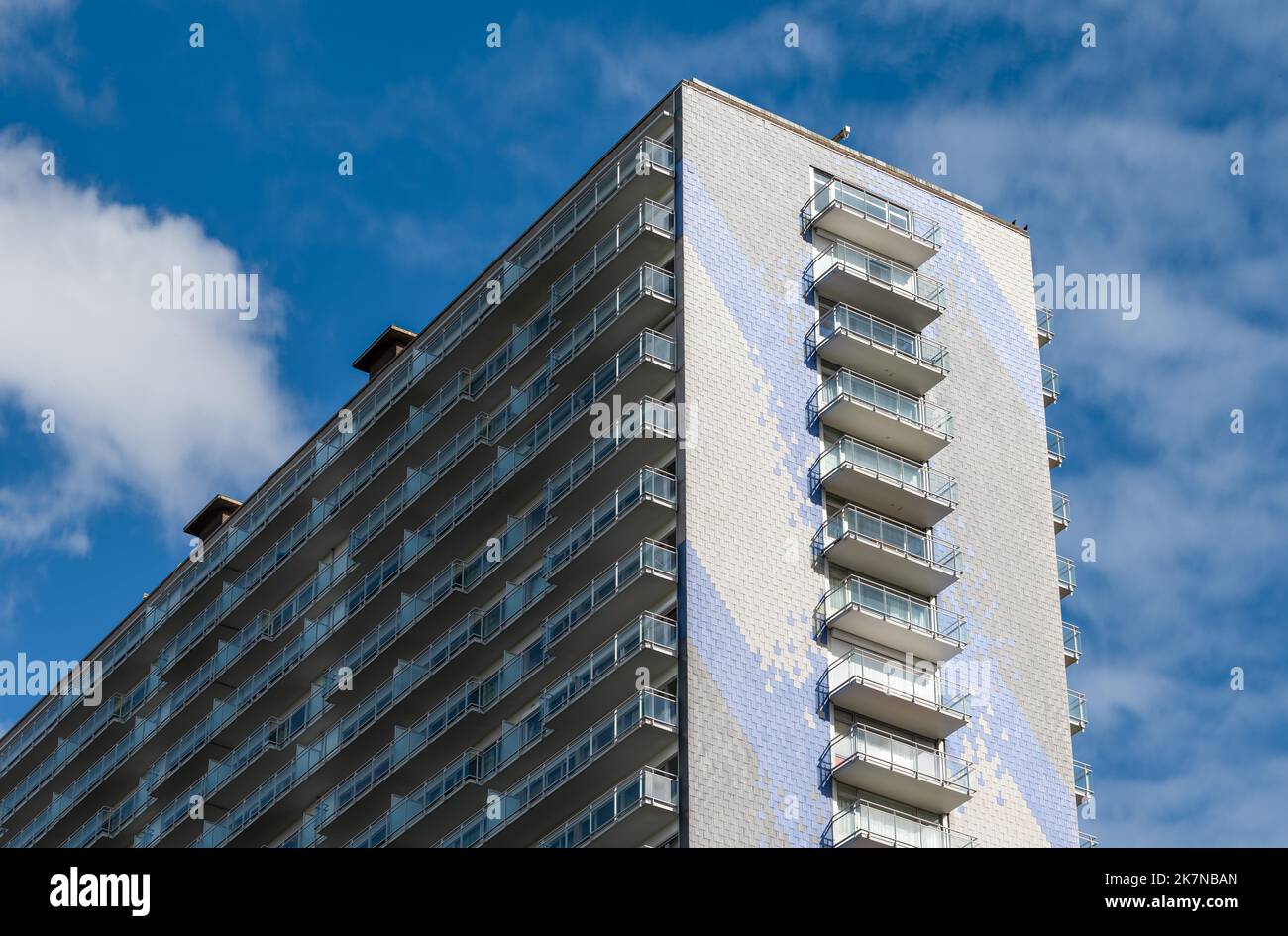 Molenbeek, Region Brüssel-Hauptstadt, Belgien, 10 16 2022 - moderner Hochhaus-Apartmentblock Stockfoto