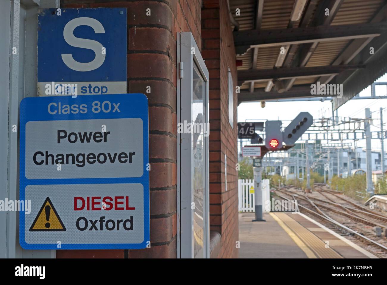 Schild am GWR Didcot Parkway, Klasse 80X Leistungsumstellung von Elektro- auf Dieselbetrieb, Station Rd, Didcot, Oxfordshire, England, GROSSBRITANNIEN, OX11 7NR Stockfoto