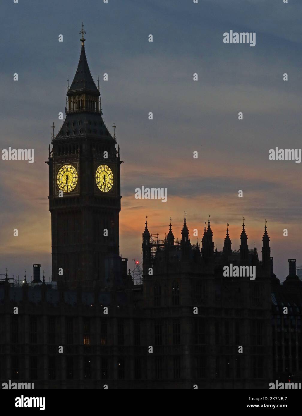 Big Ben Turm und Palast von Westminster, in der Abenddämmerung, London, England, Großbritannien, SW1A 0AA Stockfoto