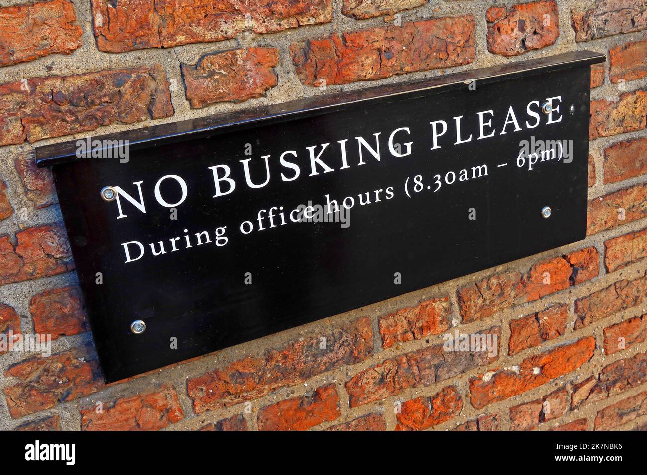 Sehr höfliches 'kein Bucking bitte', während der Arbeitszeit (8:30am - 6pm) Zeichen in Großbritannien Stockfoto