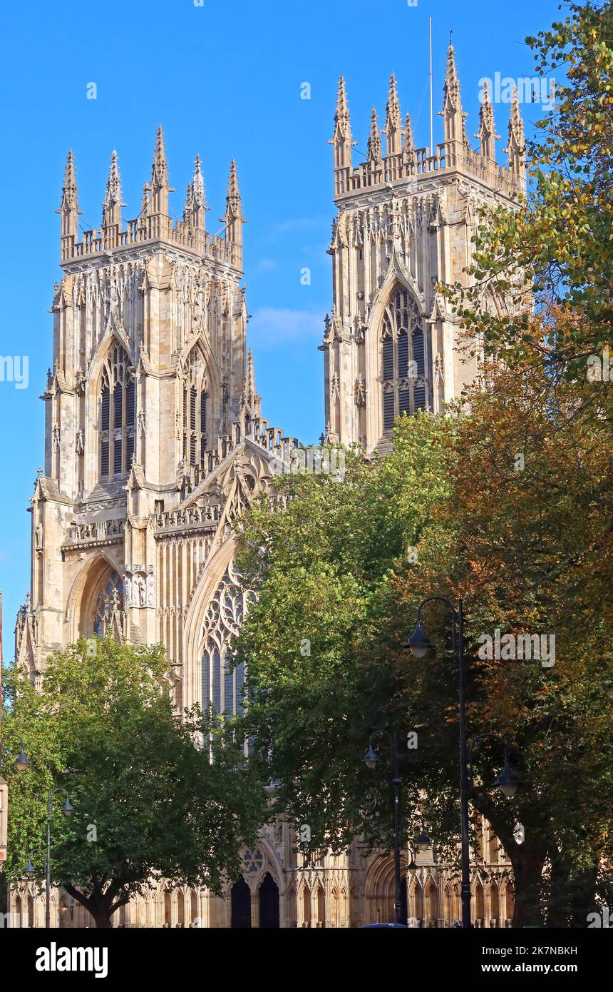 York Minster Towers, Kathedrale und metropolitische Kirche von Saint Peter, City of York, Yorkshire, England, UK, YO1 6GD Stockfoto