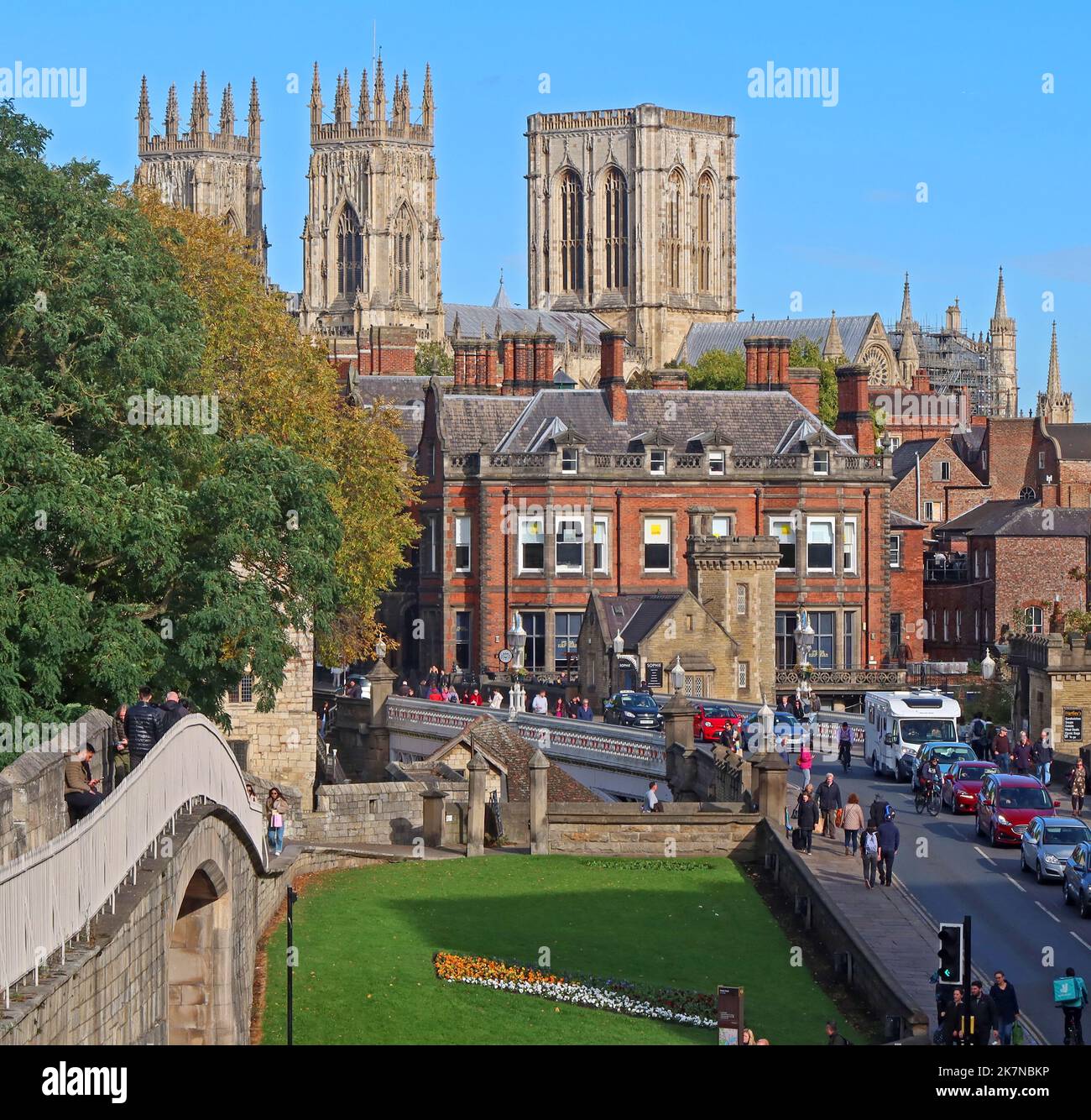 York Minster, Kathedrale und metropolitische Kirche von St. Peter, Mauer und Fluss von der City of York, Yorkshire, England, Großbritannien, YO1 6GD Stockfoto