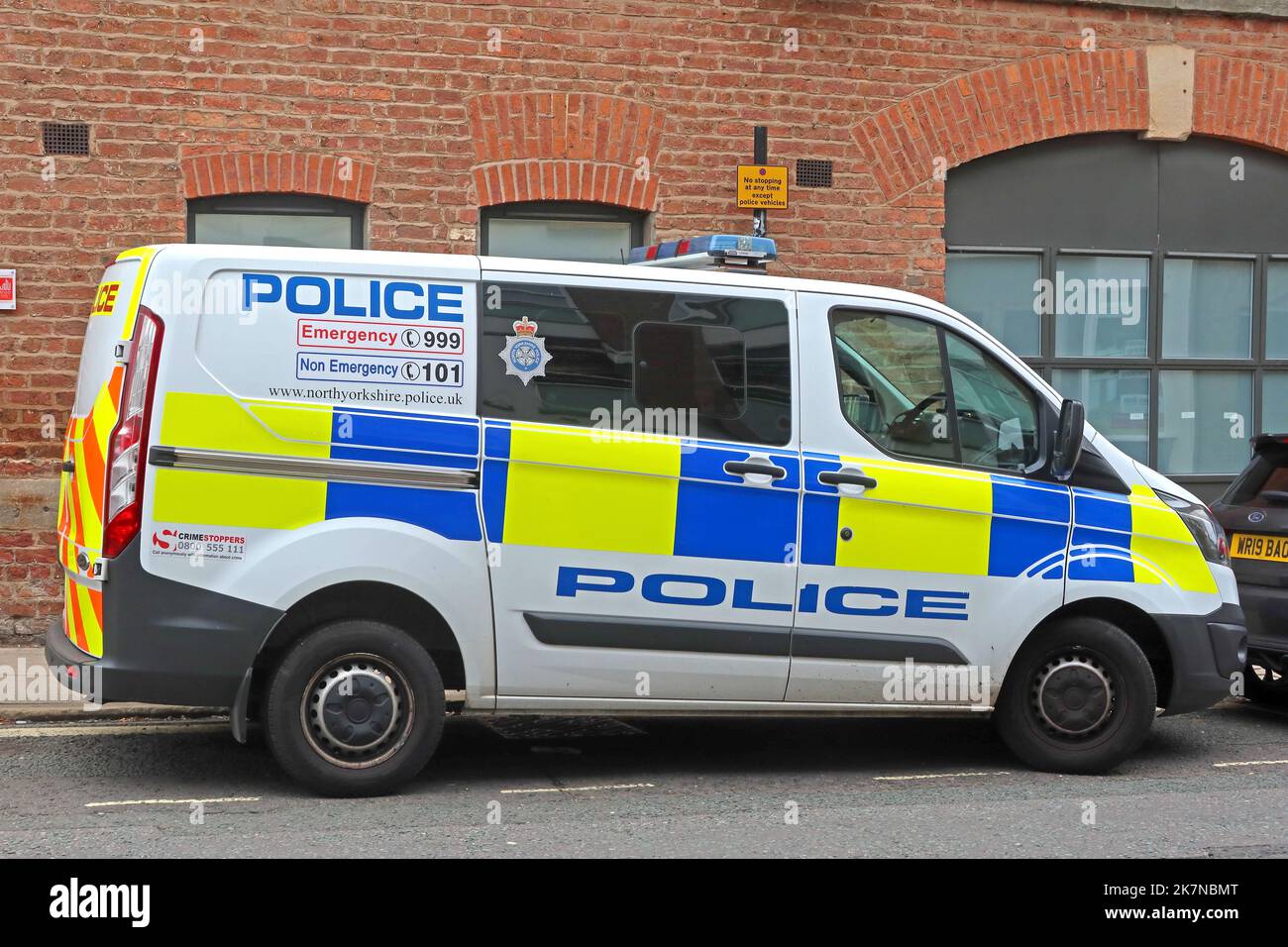 North Yorkshire Police (NYP) unterstützt Van im Stadtzentrum von York, North Yorks, England, Großbritannien, YO1 Stockfoto