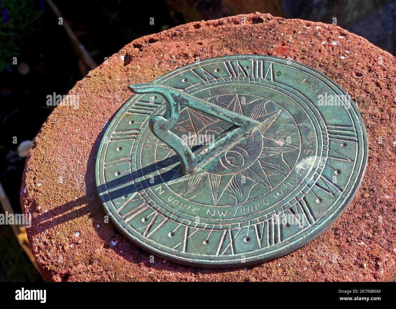 Sonnenuhr mit Gnomon-Schatten, St. Wilfrids Church Friedhof, Grappenhall Village, South Warrington, Cheshire, England, VEREINIGTES KÖNIGREICH Stockfoto