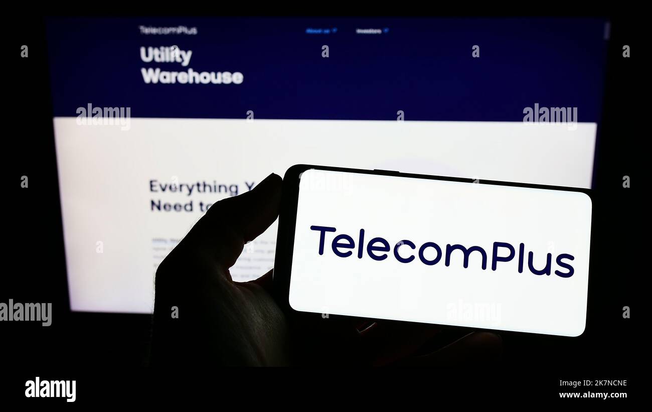 Person, die das Smartphone mit dem Logo der britischen Firma Telecom Plus plc auf dem Bildschirm vor der Website hält. Konzentrieren Sie sich auf die Telefonanzeige. Stockfoto Person, die das Smartphone mit dem Logo der britischen Firma Telecom Plus plc auf dem Bildschirm vor der Website hält. Konzentrieren Sie sich auf die Telefonanzeige. Stockfoto