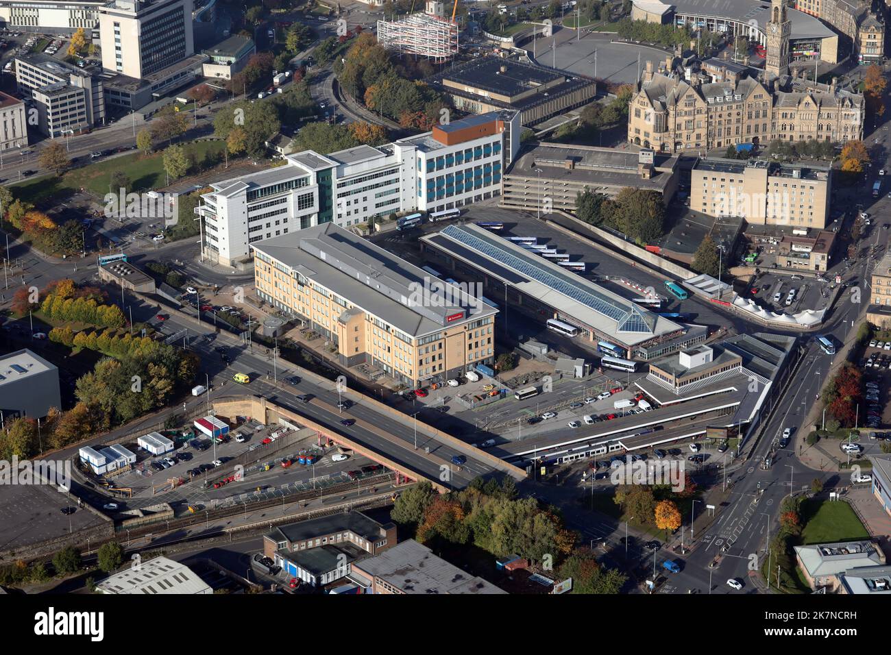 Luftaufnahme des Bradford Interchange & Santander Regional Office. Der Bahnhof, der Busbahnhof und das Büro von Santander befinden sich hier im Stadtzentrum. Stockfoto