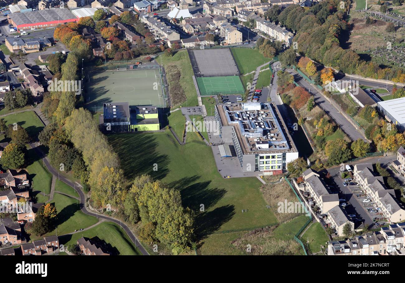 Luftaufnahme des Carlton Academy Trust, einer Bildungseinrichtung in Bradford, West Yorkshire Stockfoto